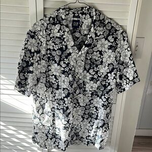 GAP Men's Black and White Floral Shirt